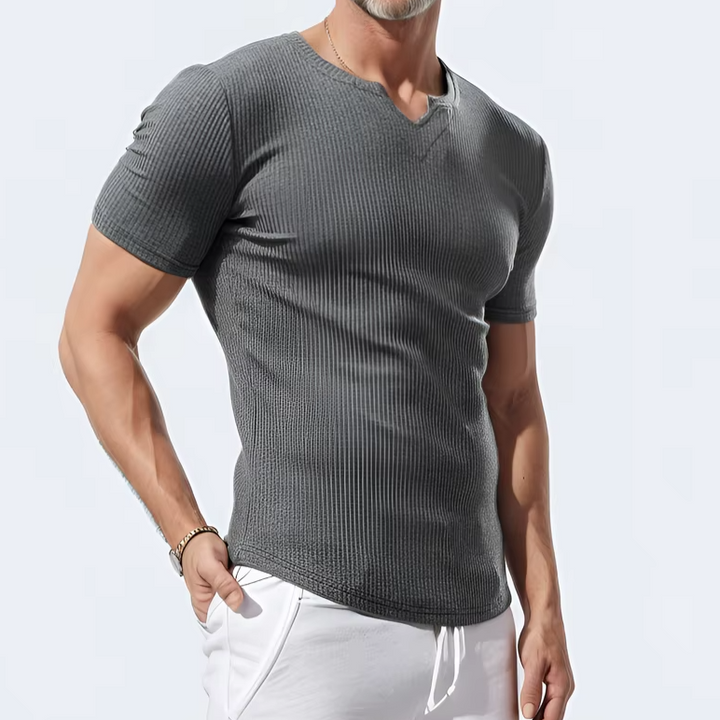 Camiseta deportiva slim fit de cuello en V para hombre